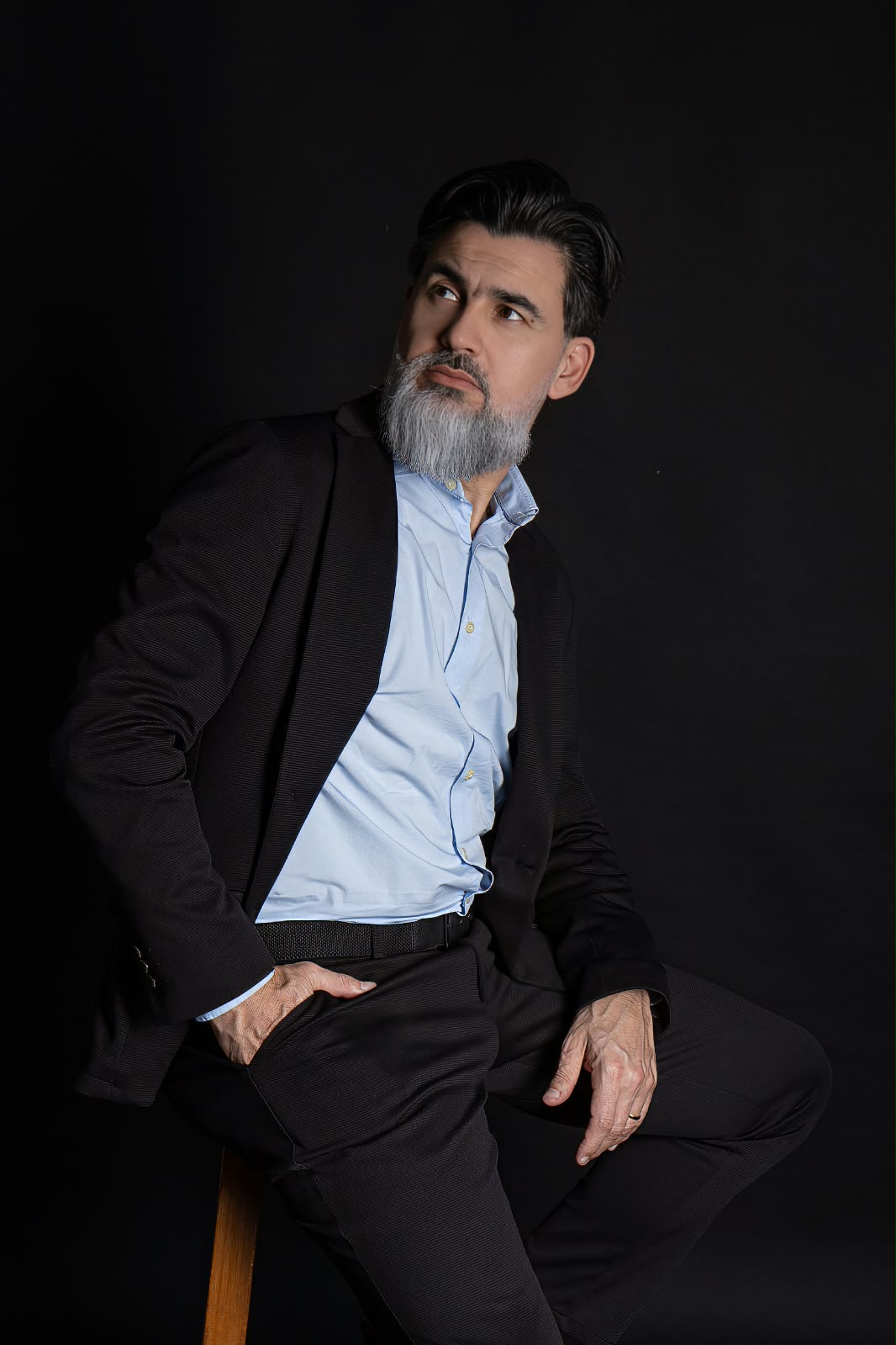 Hani Dufech sentado em plano aberto, em retrato institucional